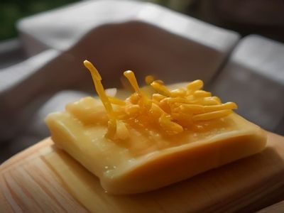 黄油作坊抹茶蜂蜜复合黄油呈淡绿色，搭配蜂巢切片和抹茶粉，日式风格木托盘营造清新东方美食美学